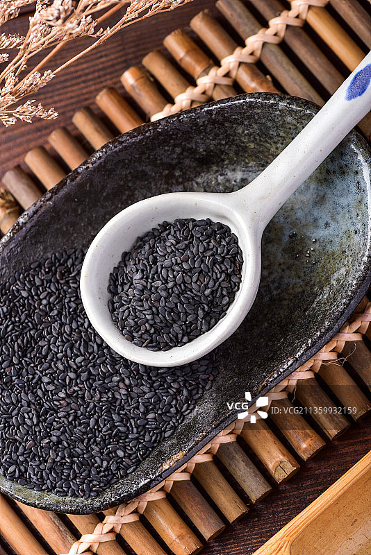 复古背景上的黑芝麻图片素材