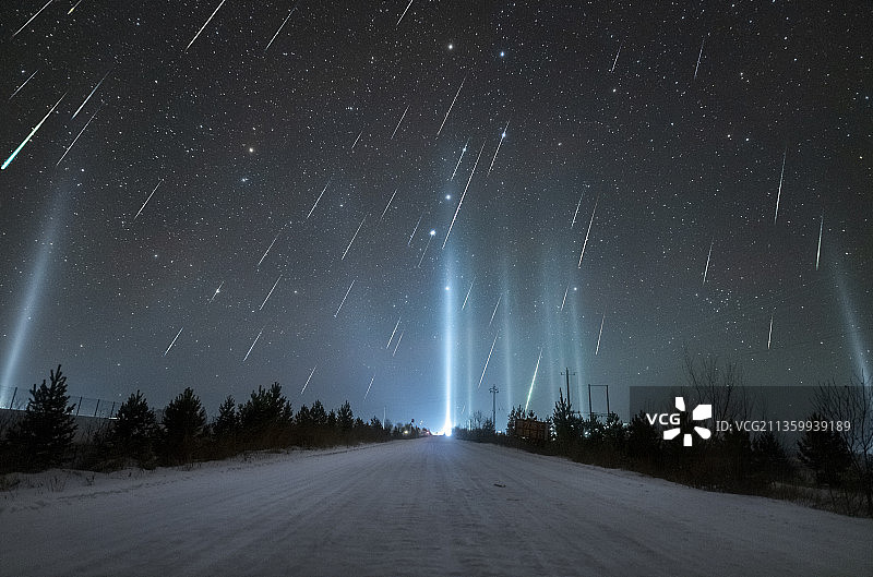 双子座流星雨与寒夜灯柱奇观图片素材