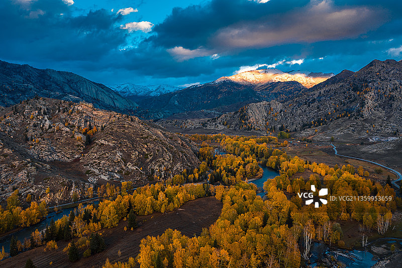 日落前的阿尔泰山和山上的树木图片素材
