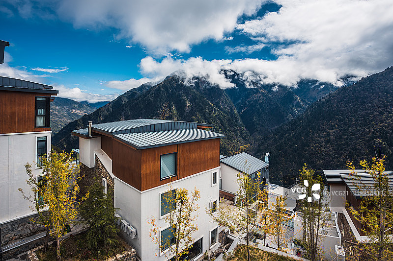 四川阿坝州黑水县，山巅上的度假酒店图片素材