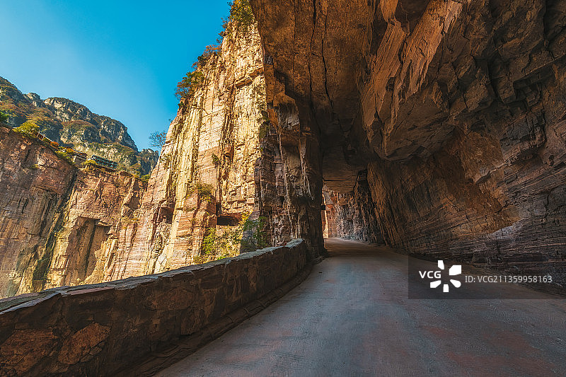 河南太行山新乡辉县万仙山景区郭亮挂壁公路绝壁长廊内部景观图片素材