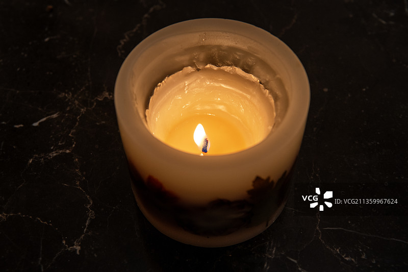 黑色背景香薰蜡烛烛光图片素材