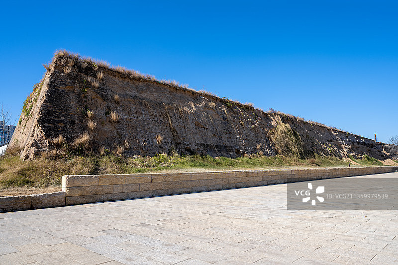 中国河南郑州商都遗址公园内的商代城墙遗址图片素材