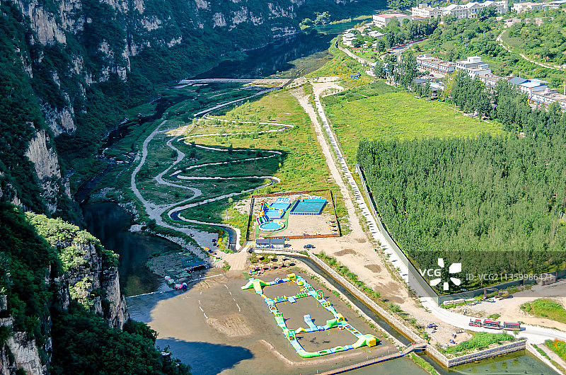 晴朗天气下的中国河北保定涞水野三坡风景区山脉图片素材