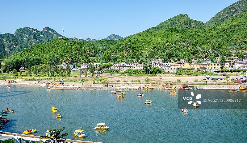 晴朗天气下的中国河北保定涞水野三坡风景区湖图片素材