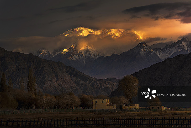 日照慕士塔格雪山图片素材