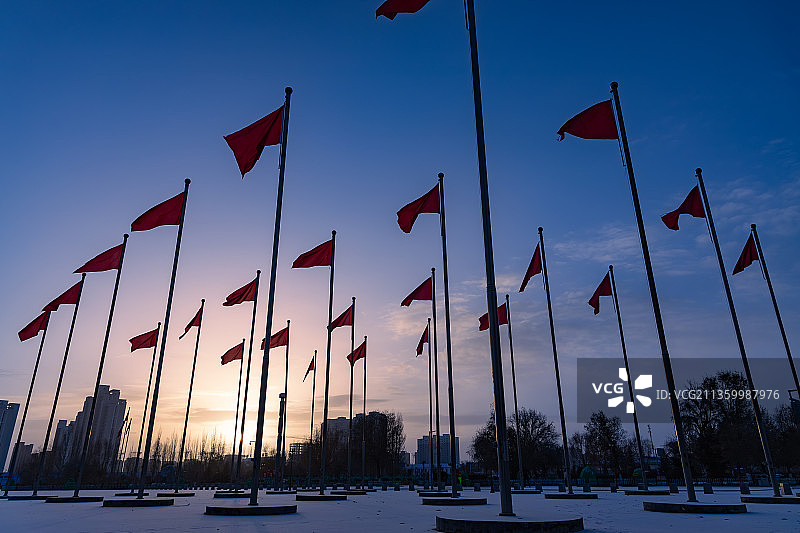 红旗迎朝阳-格尔木盐湖广场图片素材