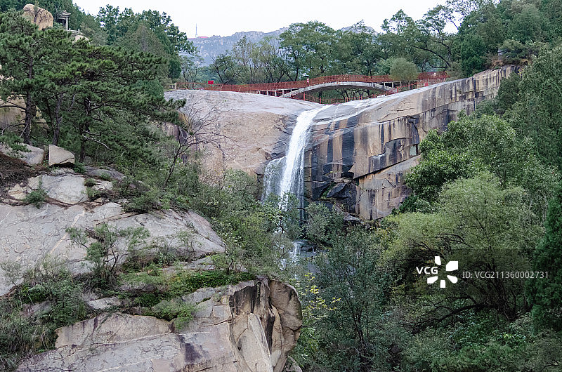 中国山东泰安竹林寺黑龙潭瀑布和长寿桥图片素材