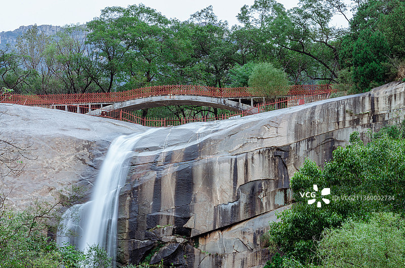 中国山东泰安竹林寺黑龙潭瀑布和长寿桥图片素材