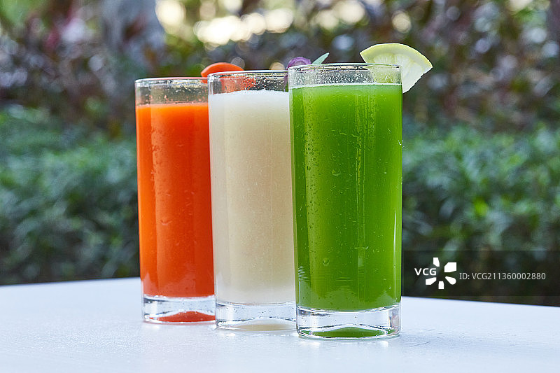 阳光下花园里五彩缤纷的有机蔬果胡萝卜 洋葱和芹菜汁图片素材