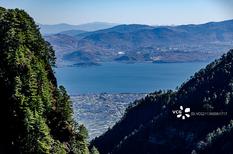从晴朗天气的中国云南大理苍山世界地质公园观看洱海和大理古城图片素材