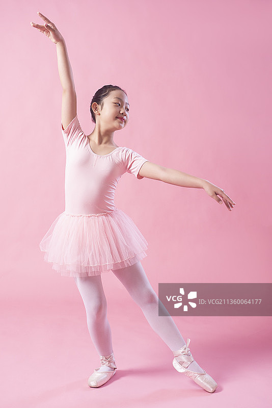 小女孩在跳芭蕾舞图片素材