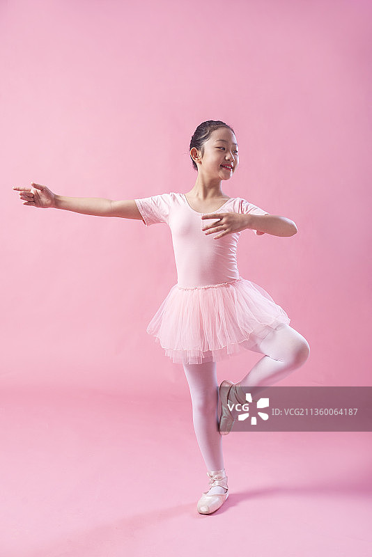 小女孩在跳芭蕾舞图片素材