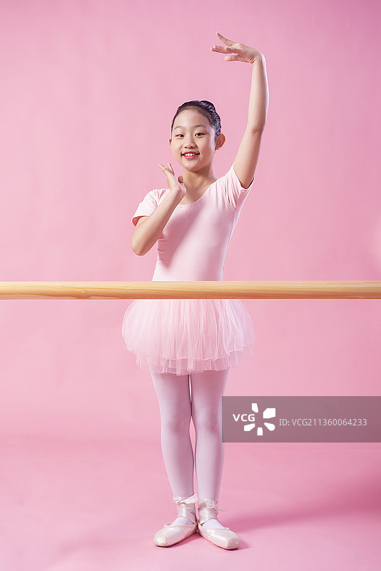 小女孩在跳芭蕾舞图片素材