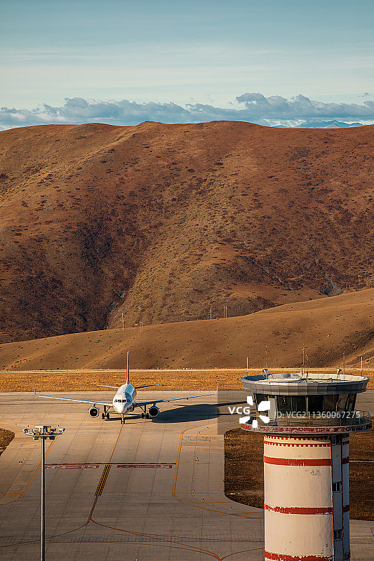 中国四川康定机场降落飞机图片素材
