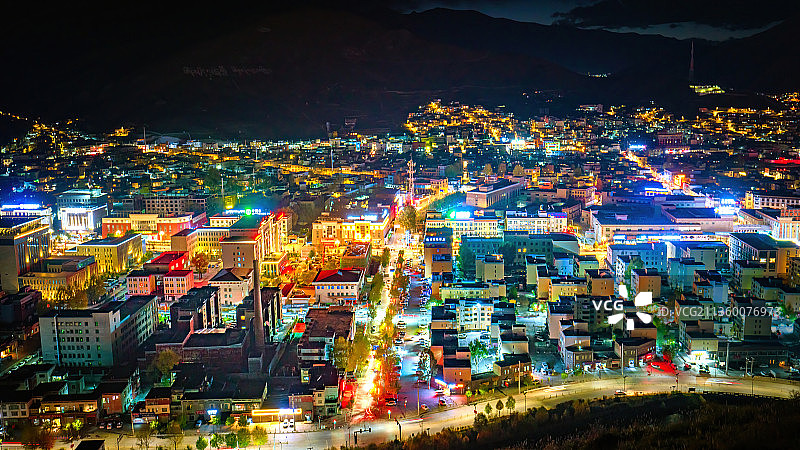 青海省玉树州玉树市城市夜景全景图片素材