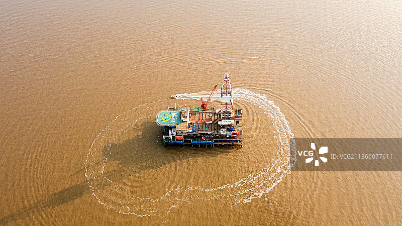 海上退役钻进平台图片素材
