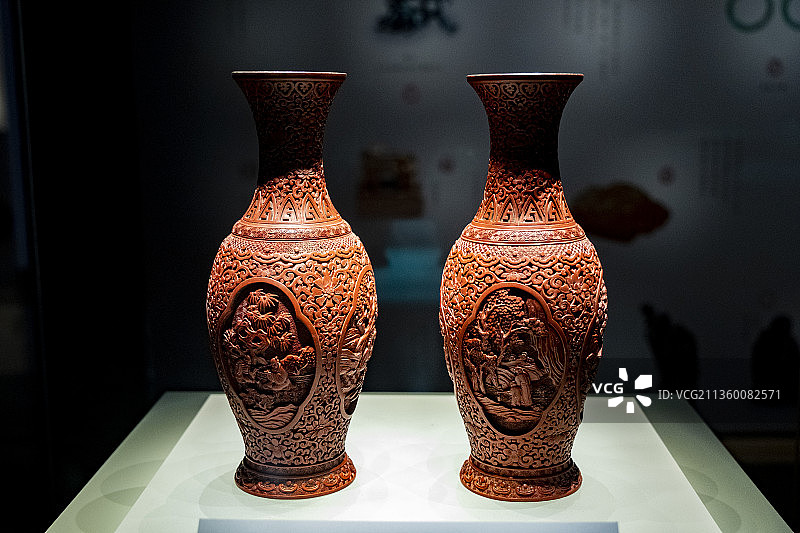 剔漆花瓶图片素材