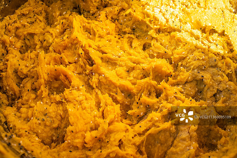 捣红薯泥浆制作红薯刮皮图片素材