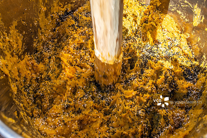 捣红薯泥浆制作红薯刮皮图片素材