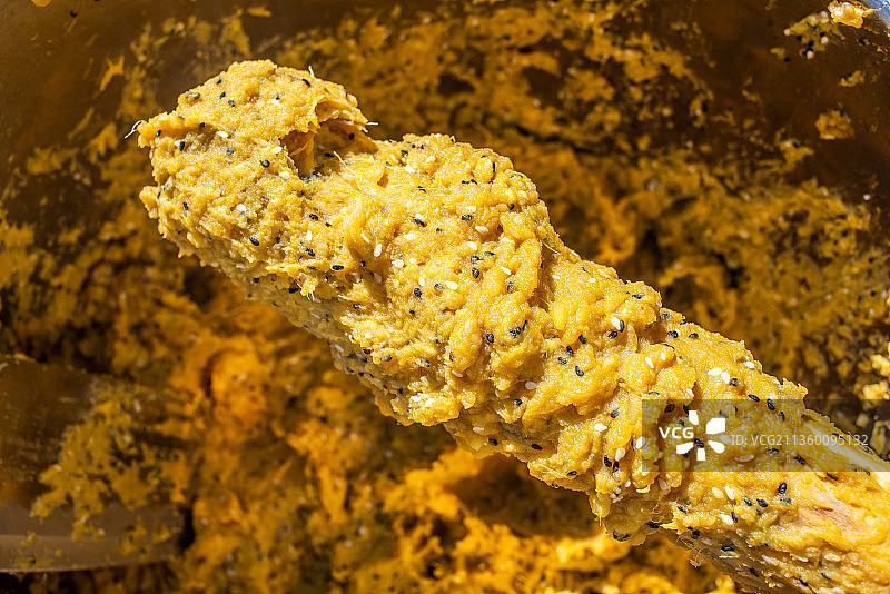 捣红薯泥浆制作红薯刮皮图片素材