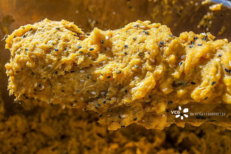 捣红薯泥浆制作红薯刮皮图片素材