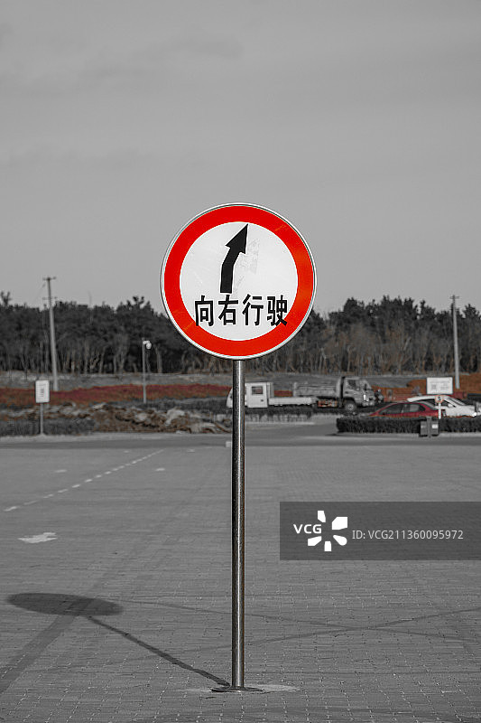 向右行驶图片素材