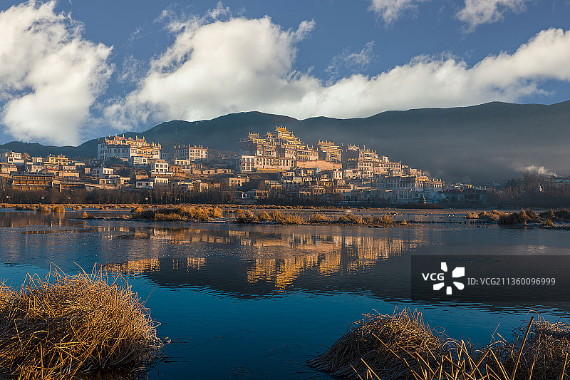 云南省迪庆州香格里拉松赞林寺云彩漫天图片素材