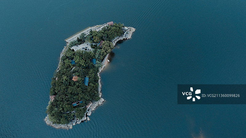 清镇红枫湖里的孤岛图片素材