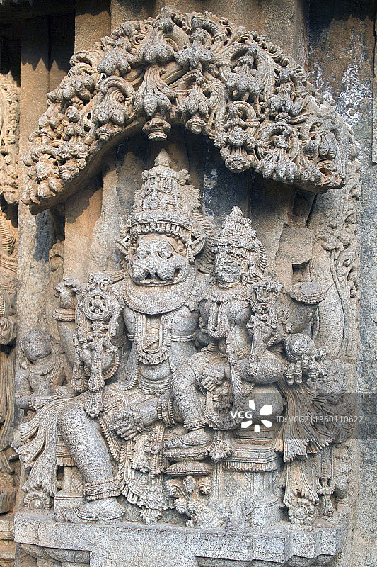 毗湿奴与伴侣的石雕图片素材