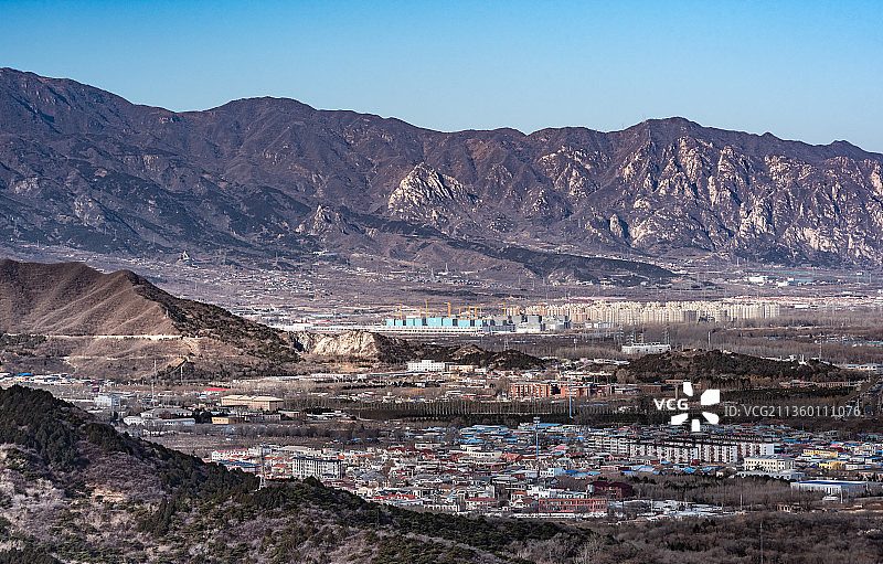 北京市海淀区山后新区远眺西山凤凰岭图片素材