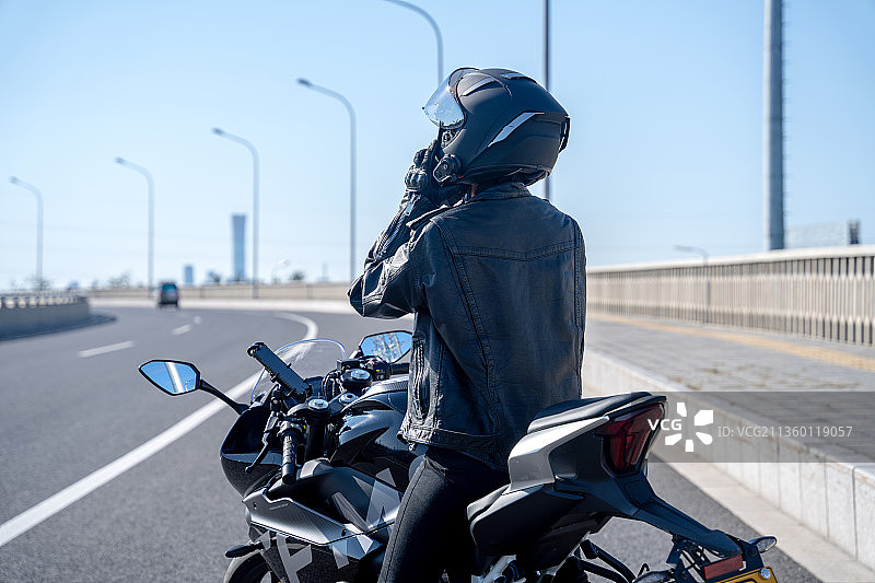 骑着摩托车的女青年图片素材