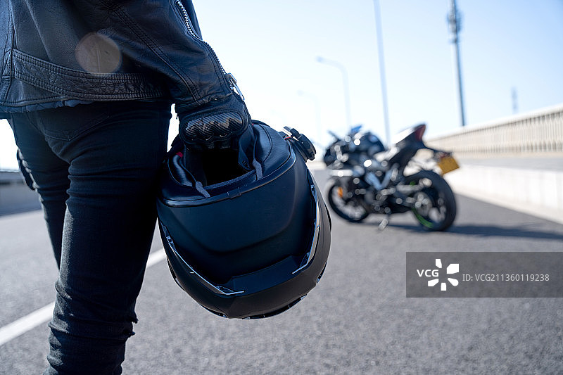 骑着摩托车的女青年图片素材