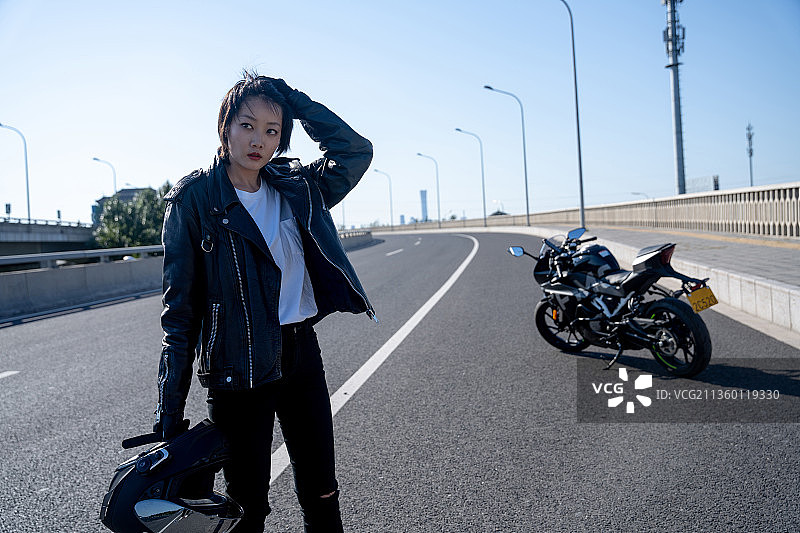 骑着摩托车的女青年图片素材