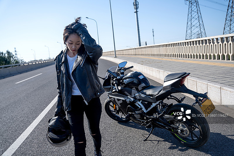 骑着摩托车的女青年图片素材