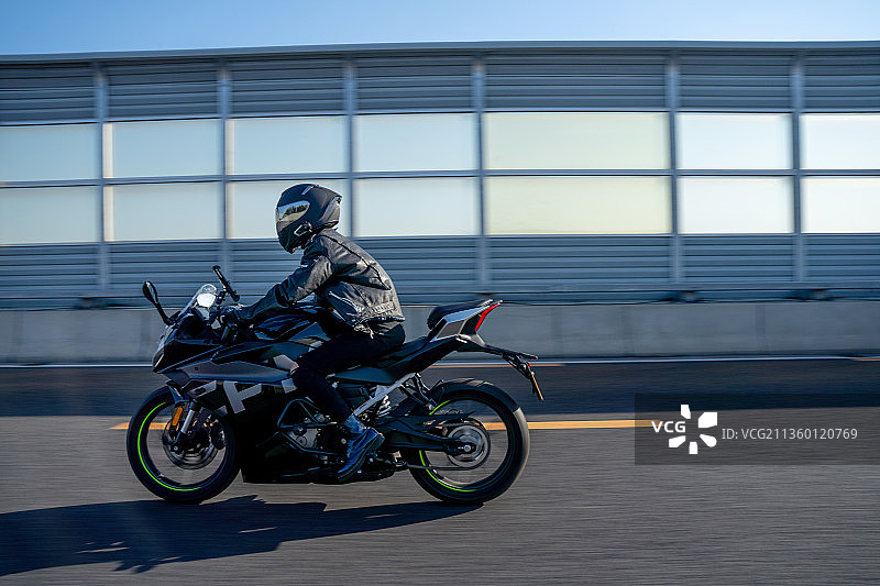 骑着摩托车的女青年图片素材