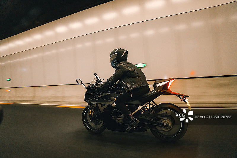 骑着摩托车的女青年图片素材