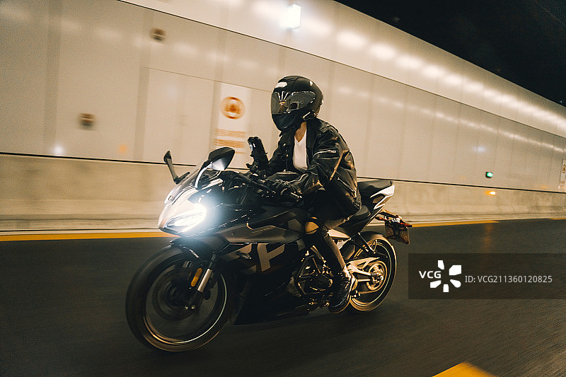 骑着摩托车的女青年图片素材