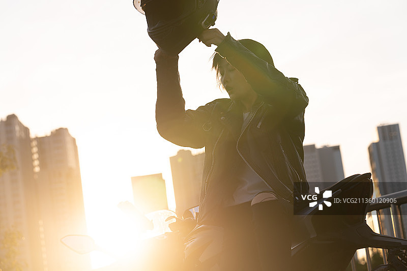 骑着摩托车的女青年图片素材
