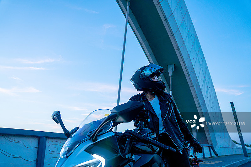 骑着摩托车的女青年图片素材