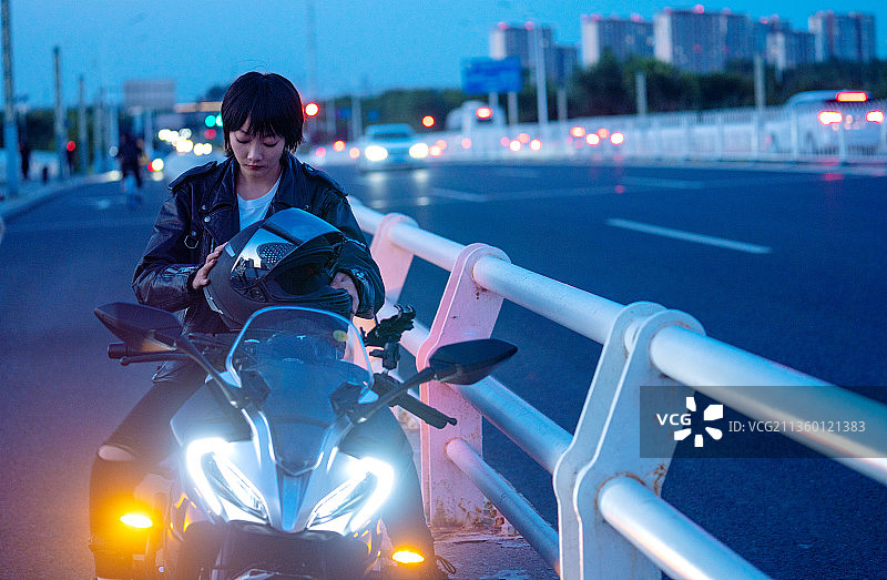 骑着摩托车的女青年图片素材