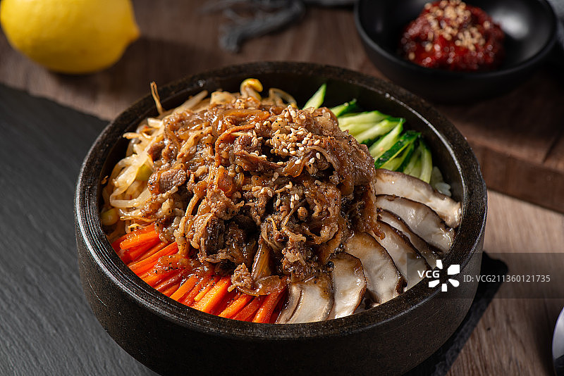 黑椒肥牛石锅拌饭图片素材