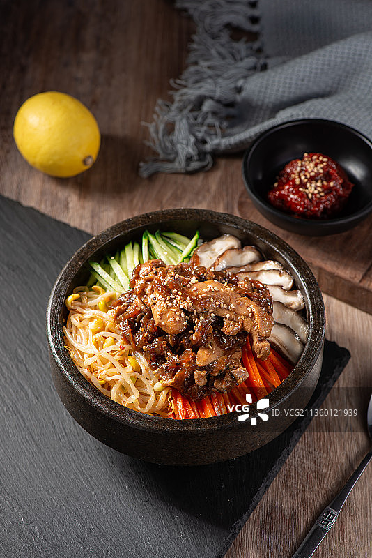 黑椒鸡肉石锅拌饭图片素材