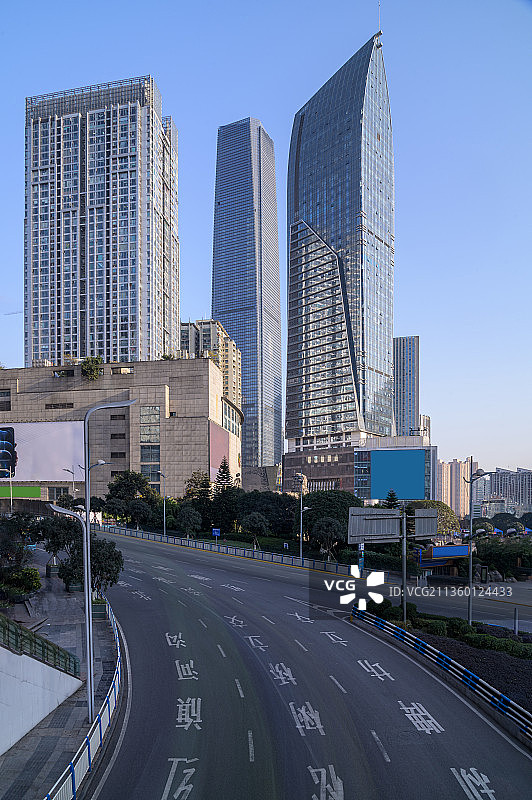 观音桥地标建筑前路面汽车背景图片素材