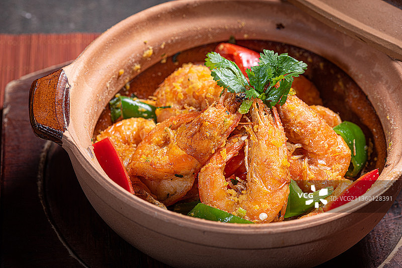 颜色金黄美味十足的咸蛋黄焗大虾图片素材