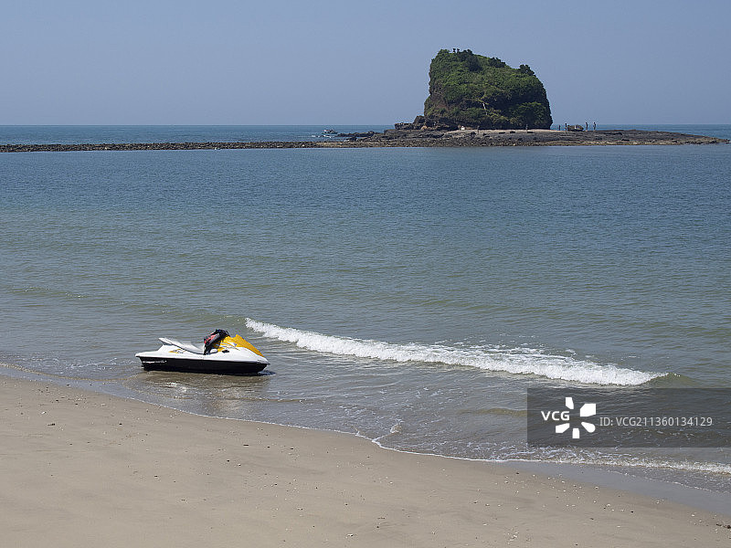 中国广西壮族自治区北海市涠洲岛南湾沙滩 摩托艇 无人图片素材