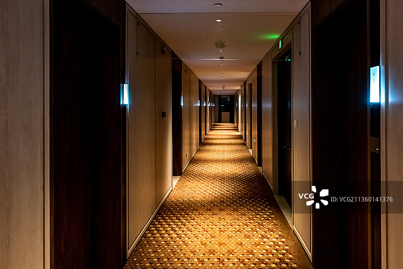 晚上有灯光的酒店楼道图片素材