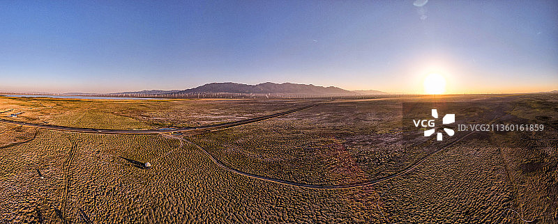 中国新疆柴窝铺湖湿地几达坂城风力发电厂图片素材