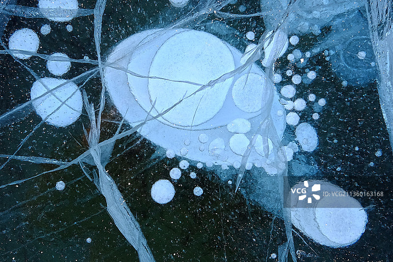 中国新疆赛里木湖冰泡图片素材