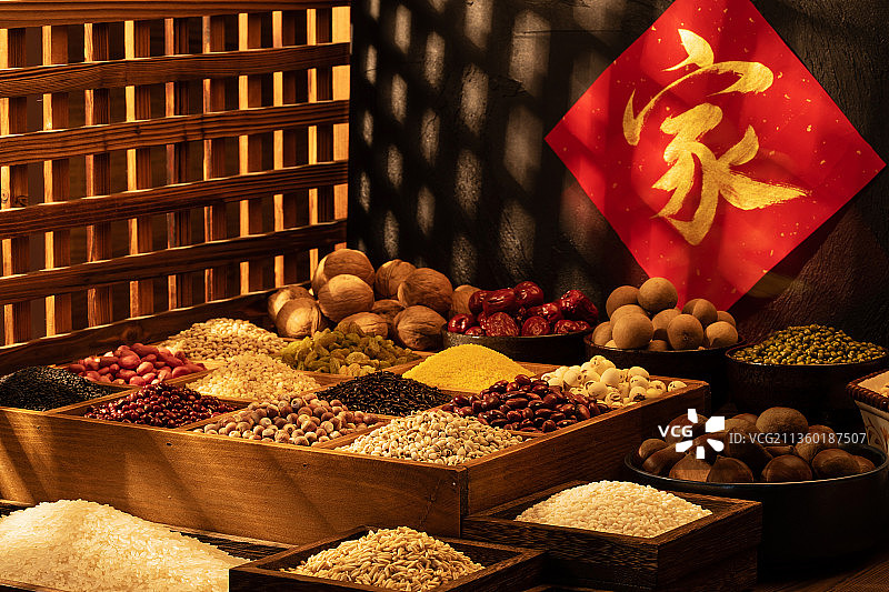 春节五谷杂粮与墙上的春节红色家字图片素材